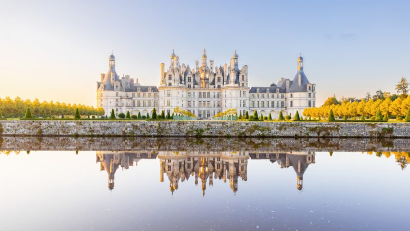 Chambord Castle Mirrored in Loire wallpaper 4K