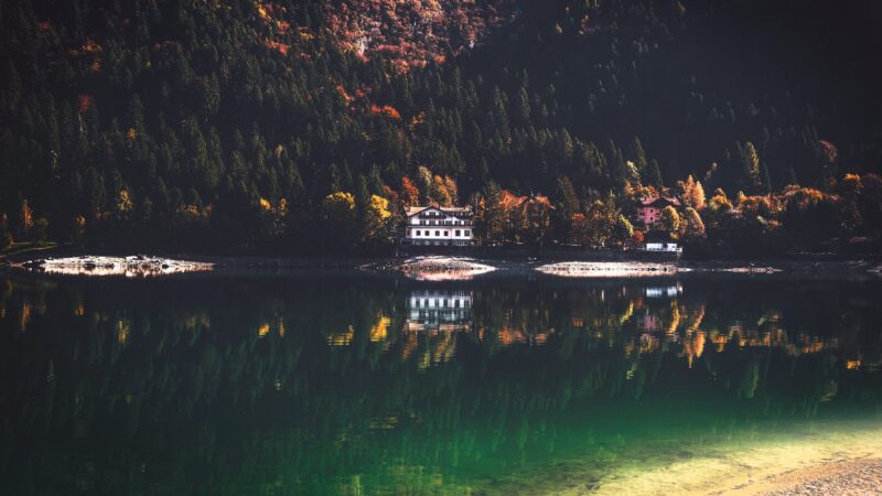 Autumn Lake Scene | Lakeside Building Desktop wallpaper 4K