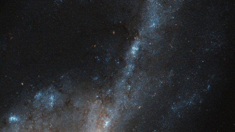 Barred Spiral Galaxy Golden Core iPhone Wallpaper 4K wallpaper 4K