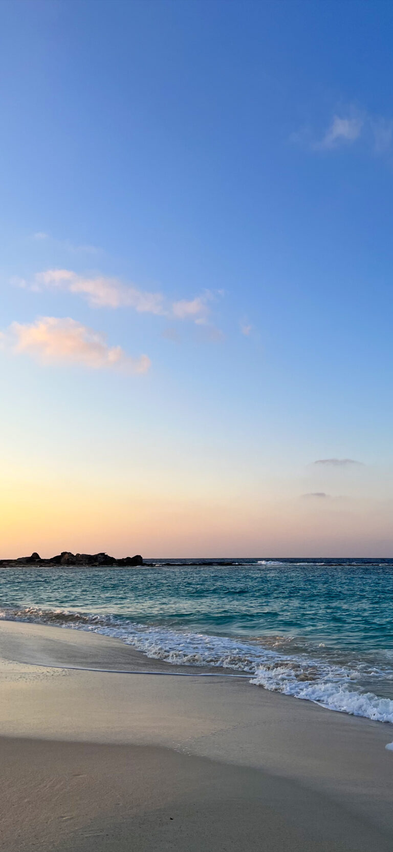 Gentle Beach Waves iPhone | Turquoise Horizon View wallpaper 4K