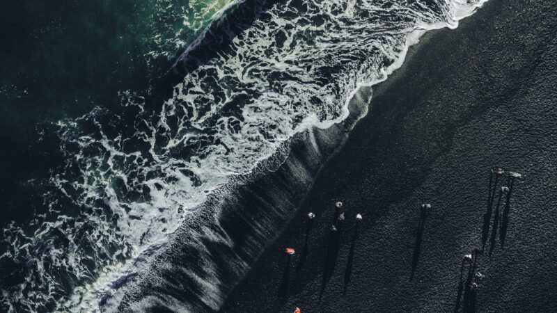 Black Sand Beach iPhone | Crashing Ocean Waves wallpaper 4K
