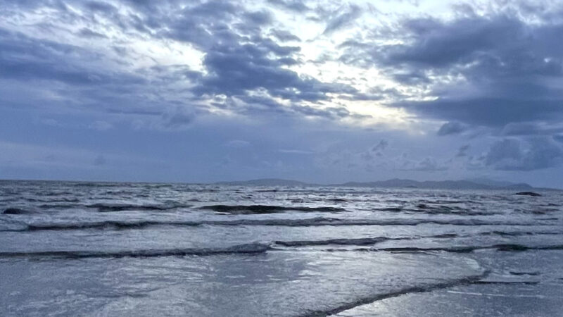 Cloudy Beach Horizon iPhone | Calm Ocean View wallpaper 4K