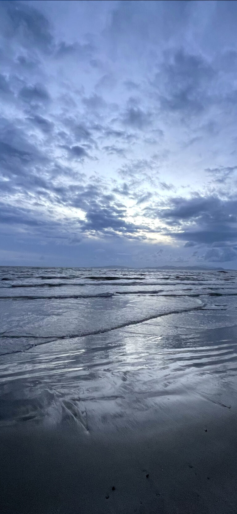 Cloudy Beach Horizon iPhone | Calm Ocean Seascape wallpaper 4K