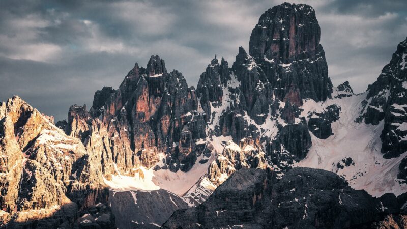 Cloudy Mountain Peaks Desktop | Rugged Rocky Views wallpaper 4K