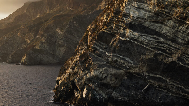 Golden Coastline iPhone | Dramatic Cliff Views wallpaper 4K