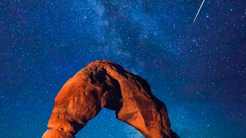 Delicate Arch Night Sky | iPhone Desert Vista wallpaper 4K