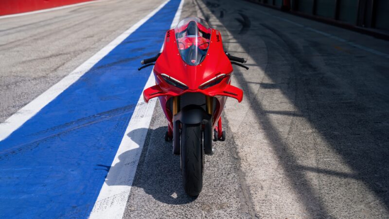 Ducati Panigale V4 | Racing Circuit Desktop wallpaper 4K