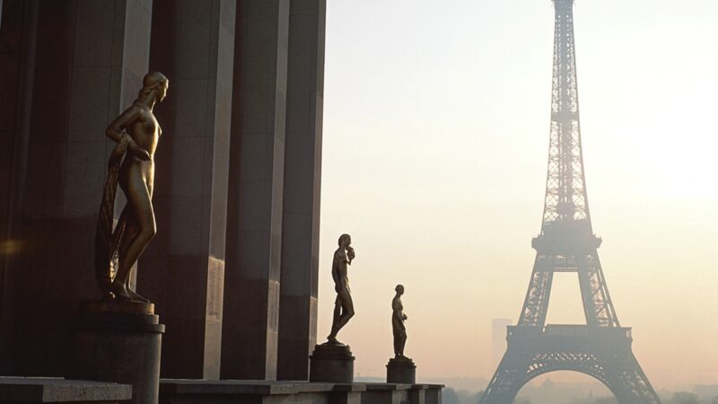 Eiffel Tower Golden Hour Bronze Statues Desktop Wallpaper 4K wallpaper 4K