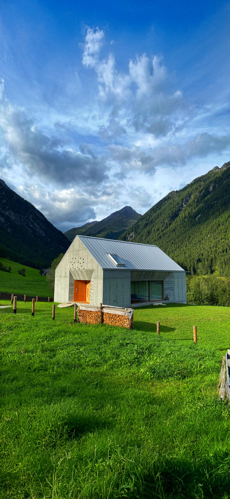 Green Meadow House iPhone | Modern Mountain View wallpaper 4K