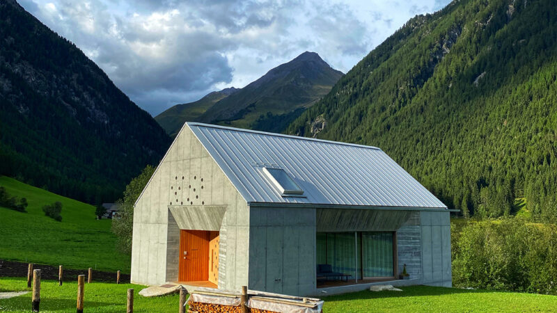 Green Meadow House iPhone | Modern Mountain View wallpaper 4K