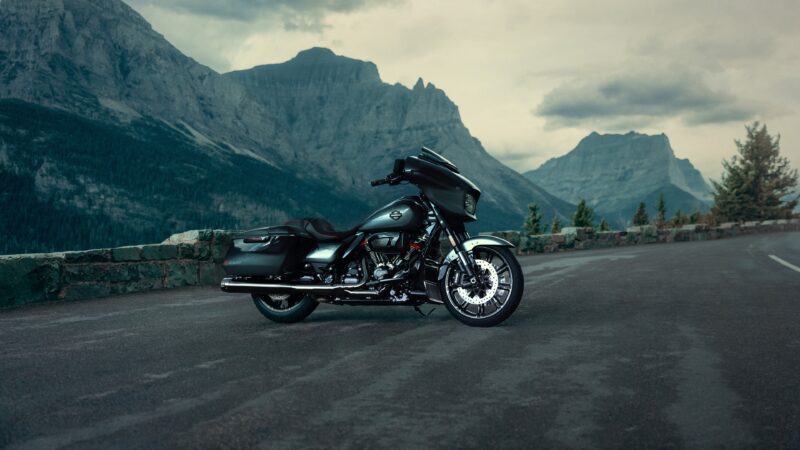 Harley-Davidson Road Glide | Mountain Road Desktop wallpaper 4K