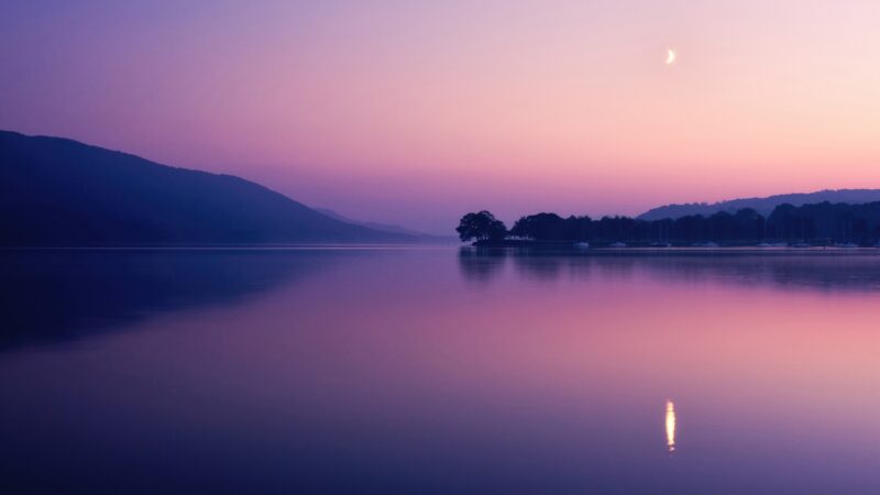 Lake Dusk Reflection | Crescent Moon Desktop wallpaper 4K