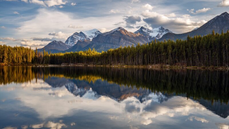 Lake Louise Summer Reflection Under Blue Sky wallpaper 4K