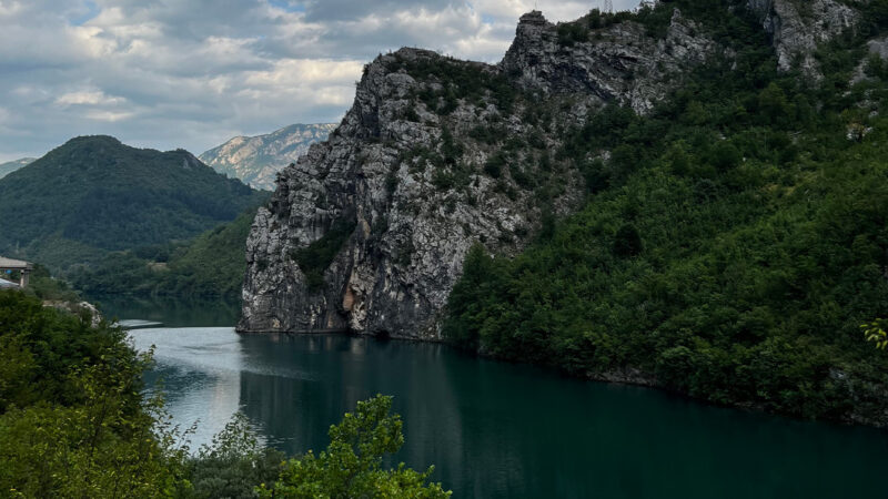 Lake Mountain Cliffs iPhone | Turquoise Water Reflection wallpaper 4K