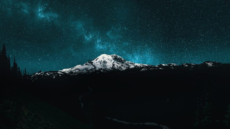 Milky Way Arching Over Mount Rainier wallpaper 4K