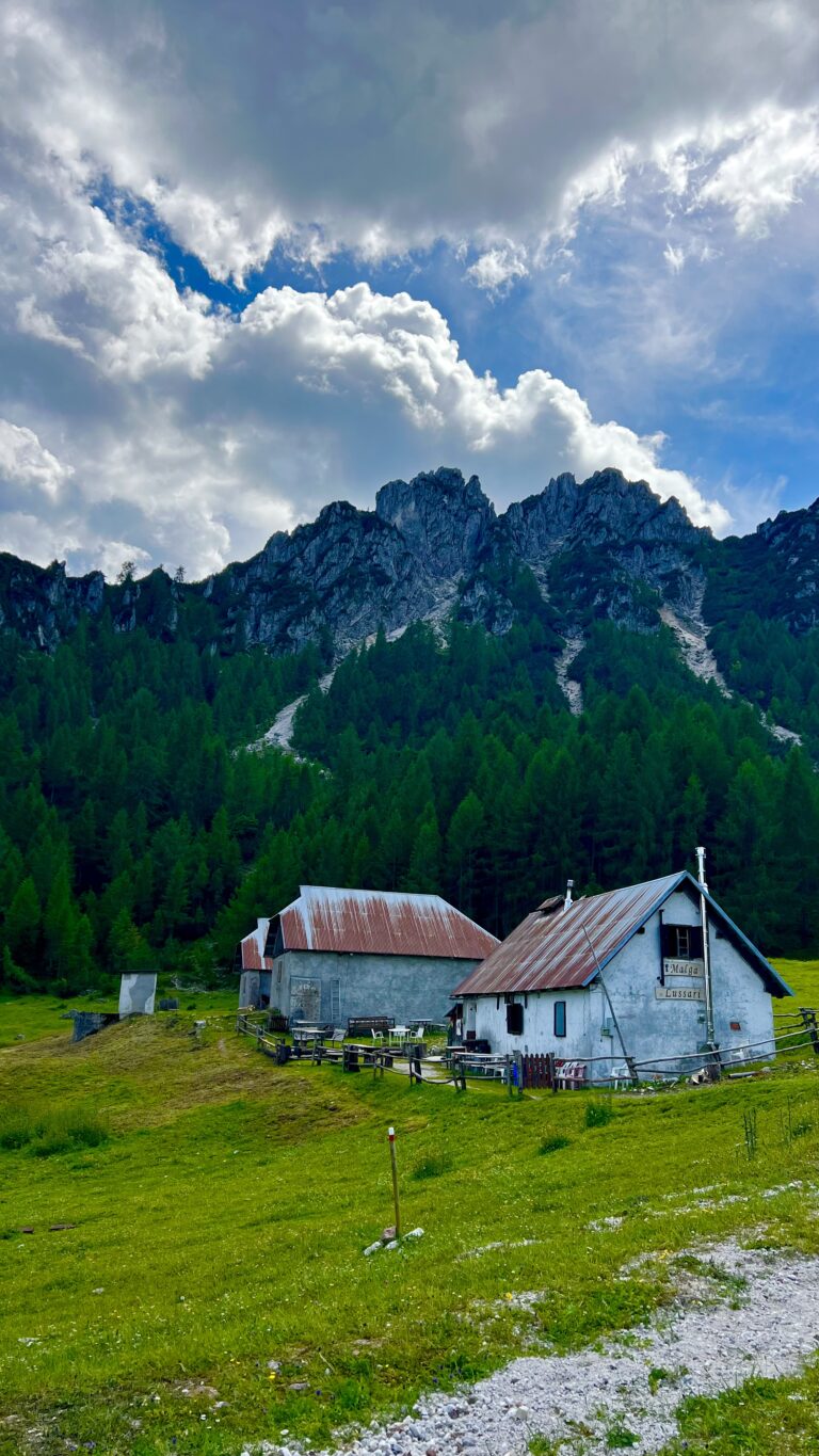 Mountain View Houses iPhone | Rural Countryside Scene wallpaper 4K