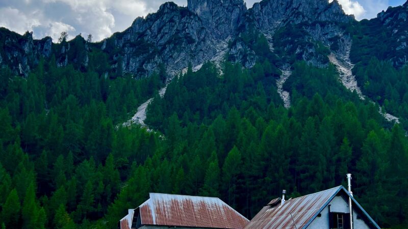 Mountain View Houses iPhone | Rural Countryside Scene wallpaper 4K