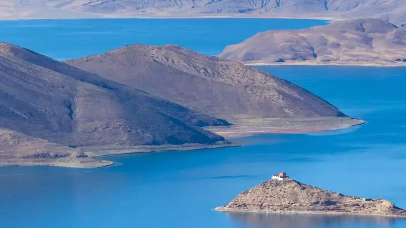 Mountain Lake View iPhone | Golden Grasslands wallpaper 4K