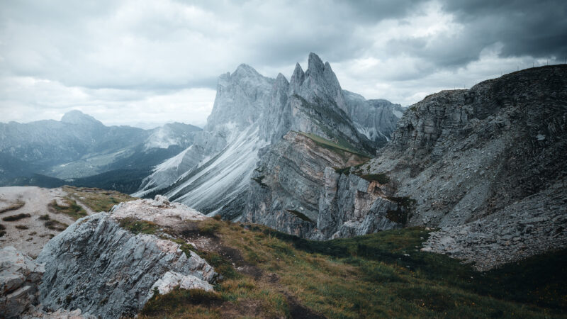 Cloudy Mountain Range | iPhone Scenic Vista wallpaper 4K