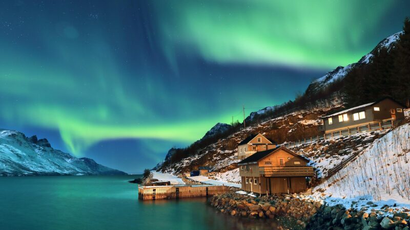 Northern Lights Houses | Coastal Night View Desktop wallpaper 4K