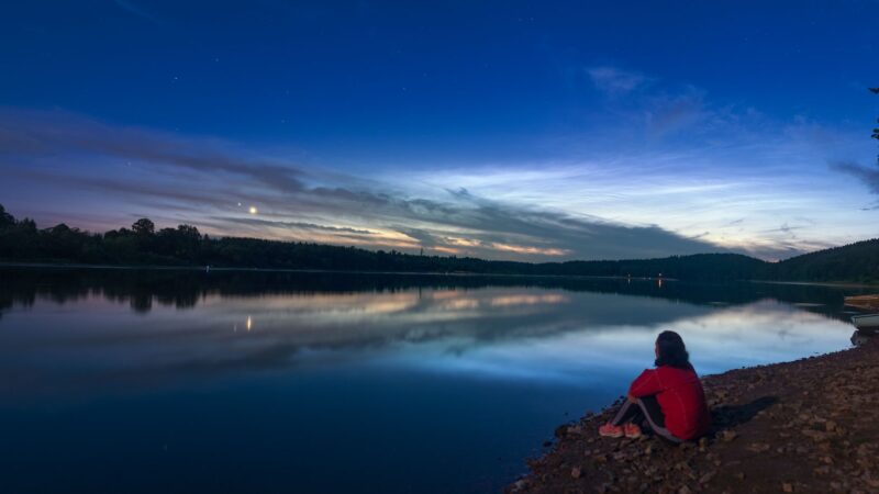 Red Hoodie Figure Dusk Blue Shoreline Desktop Wallpaper HD wallpaper 4K