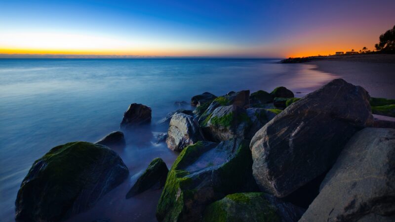 Rocky Coast Sunset | Golden Hour Glow Desktop wallpaper 4K
