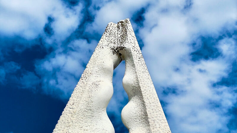 Stone Faces Arch iPhone | Blue Sky Sculpture wallpaper 4K