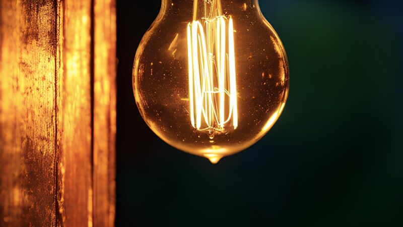 Edison Bulb Light iPhone | Vintage Warm Glow wallpaper 4K