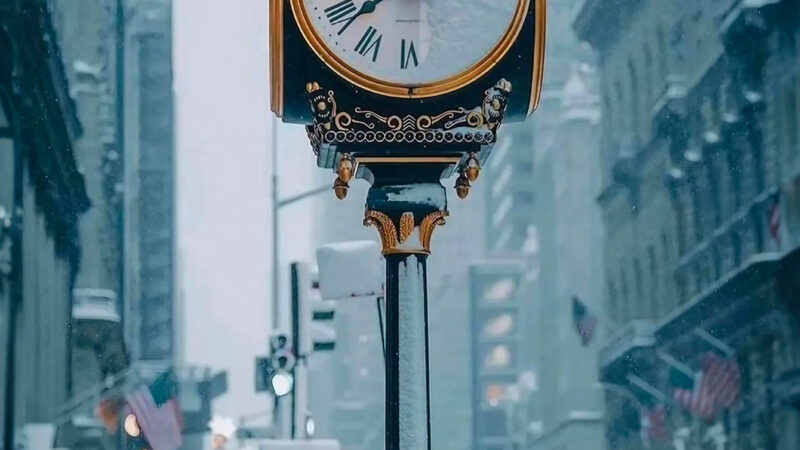 Winter City Street Clock | Snowy iPhone Scene wallpaper 4K