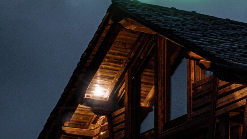 Northern Lights Cabin | iPhone Winter Night wallpaper 4K