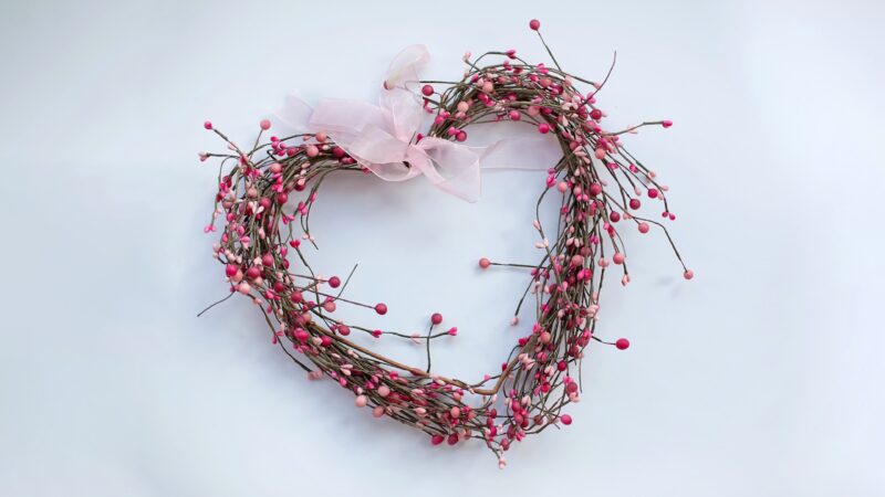 Pink Heart Wreath Desktop | Delicate Floral Design wallpaper 4K