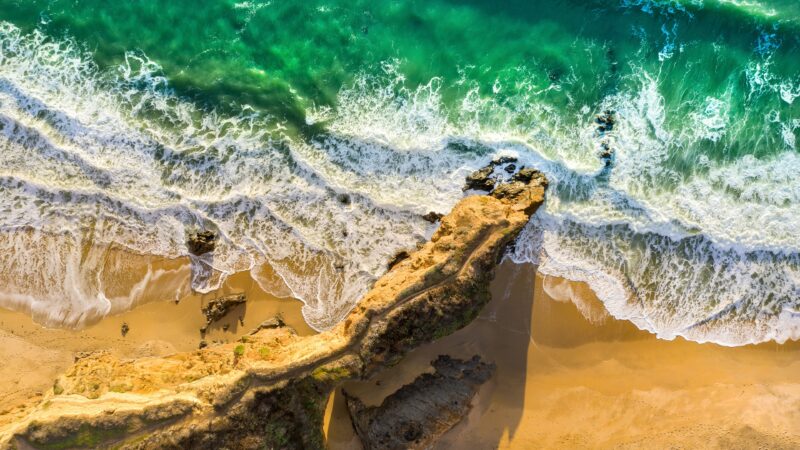 Rocky Coast Ocean Waves | Teal Water Desktop wallpaper 4K