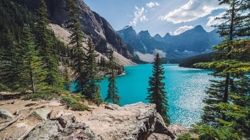Turquoise Mountain Lake | Scenic Desktop View wallpaper 4K