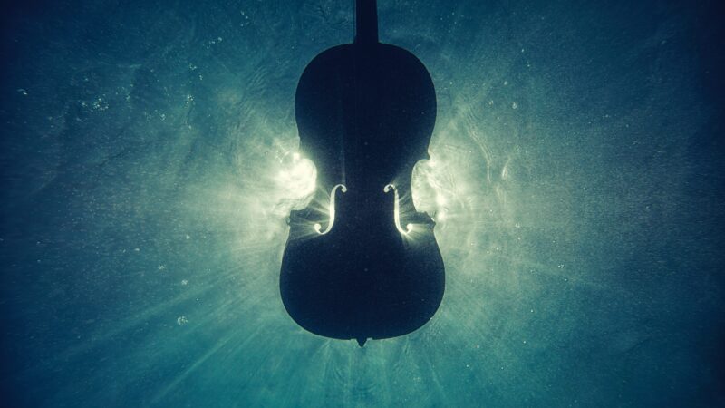 Violin Underwater | Teal Light & Musical Depth Desktop wallpaper 4K