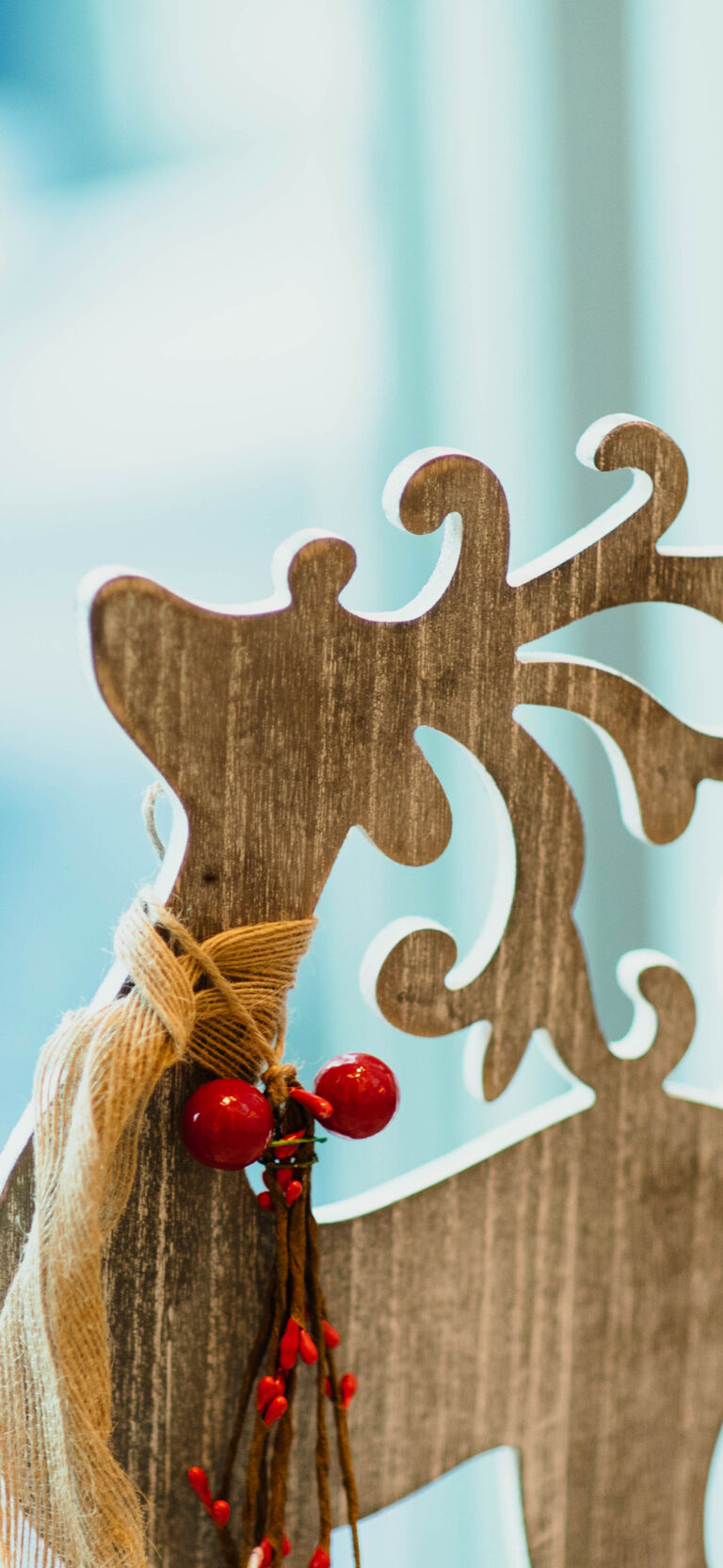 Wooden Reindeer iPhone | Festive Holiday Scene wallpaper 4K