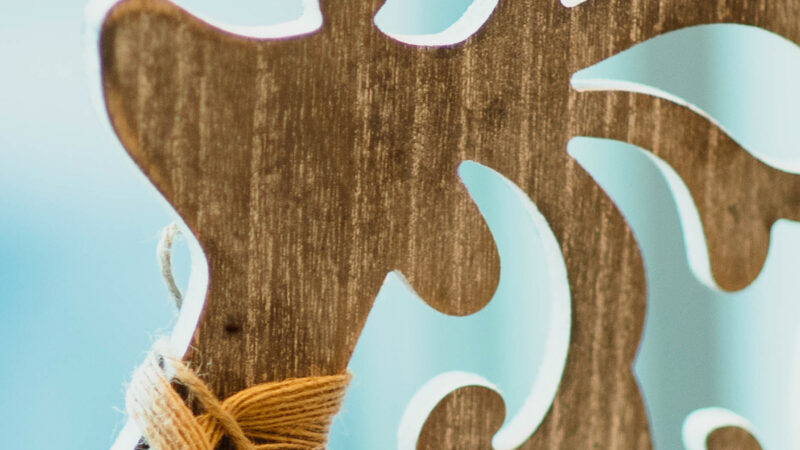 Wooden Reindeer iPhone | Festive Holiday Scene wallpaper 4K